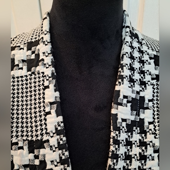 Open Front Black & White Houndstooth Jacket - Picture 2 of 7